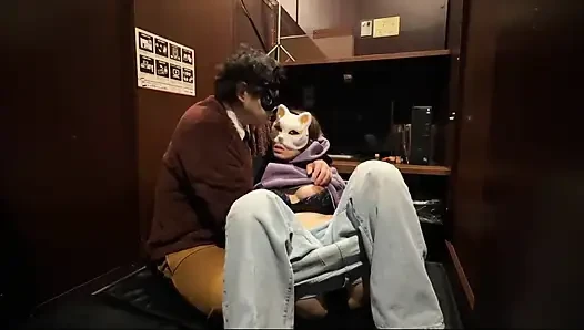 Eşi Orada Olmasına Rağmen Ince Bir Zevk Duvarının Yanında, Ntr Ve anüsünde Büyük Miktarda Boşalma Var.