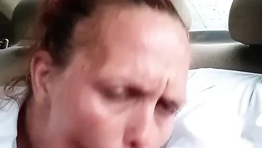 Sokak fahişesi arabada oral seks yapıyor. Ağıza boşalma