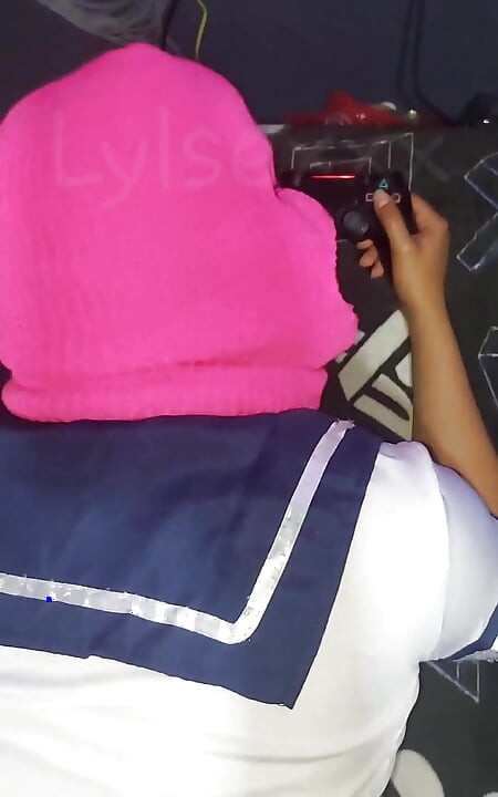 Otaku sürtük video oyunları oynarken sikilmeyi seviyor