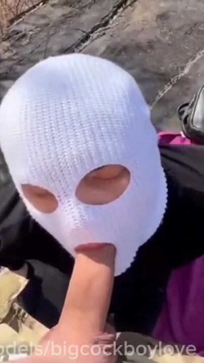 Momento emocionante de "Uma jovem gêmea militar cometeu um crime na frente de um sargento e foi fodida em pêlo para gozar"