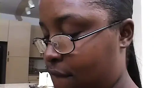 Riesige schwarze lesben lecken muschi, masturbieren, dildo spielen