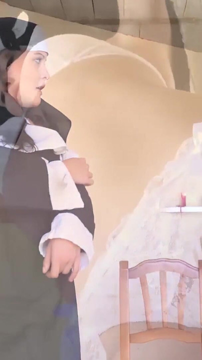 لحظة مثيرة من "راهبة مراهقة قرنية تخلع ملابسها وتنيك رجلا عجوز في كشك الاعترافات"