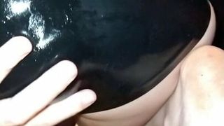 Empujando globos de agua en mi culo usando bragas de látex