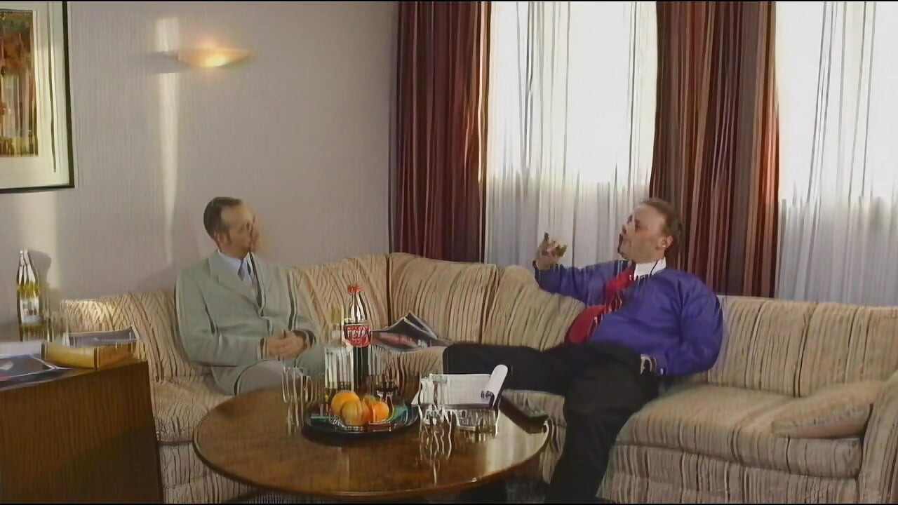 매력적인 금발 여성은 고객 서비스를 집중적으로 챙긴다