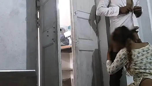 Indisches mädchen und ihr freund fangen an, in einem klassenzimmer ein stilles zeichen zu machen