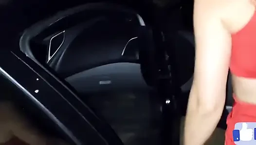 Cuckold meninggalkan istri dengan pantat terbuka di jendela mobil untuk orang asing di depan umum!