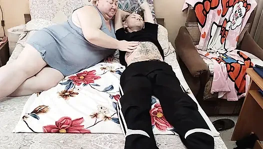 Karım bana derin bir sakso çekiyor ve döl yiyor