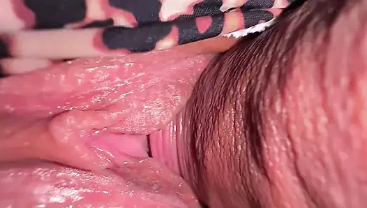 DIENTOT DUA! Salah satunya dari silikon, tapi wajah mereka persis sama.