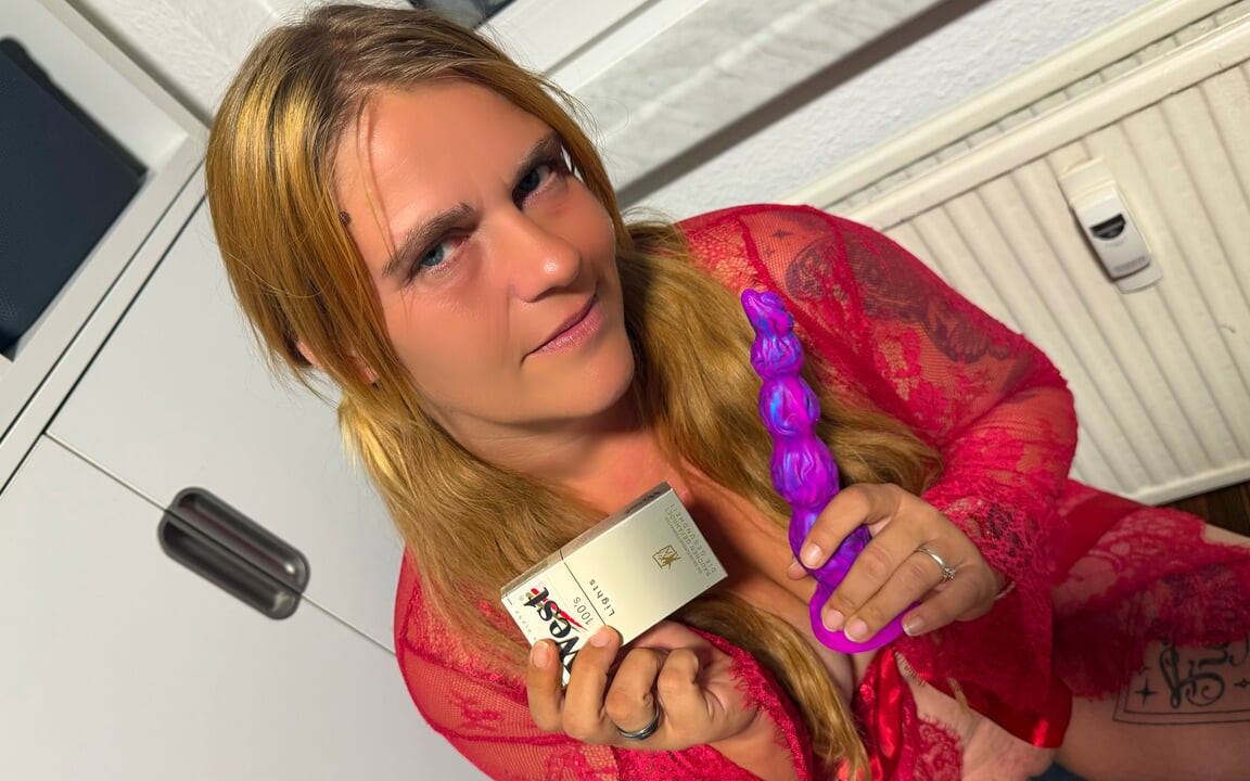 Testa min nya dildo och använd den för att jobba på fittan och röka en