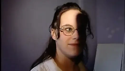 Юная брюнетка сосет большой член и ее трахают раком в любительском видео