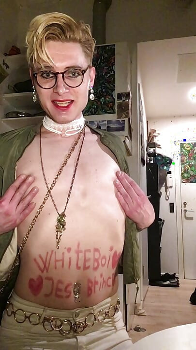 SissyWhiteboi Jes Brinch in white jeans