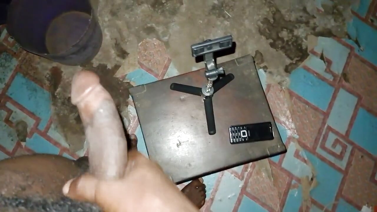Yakışıklı Adam Hayatın En Zor Koşullarında Bile Yatağını Sikmeyi Durduramıyor, Hâlâ Yatağa Sürtünmeyi Seviyor.