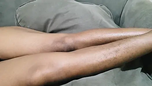 Wanita dengan rambut kemaluan yang aduhai ini lagi asik muasin memeknya di sofa!