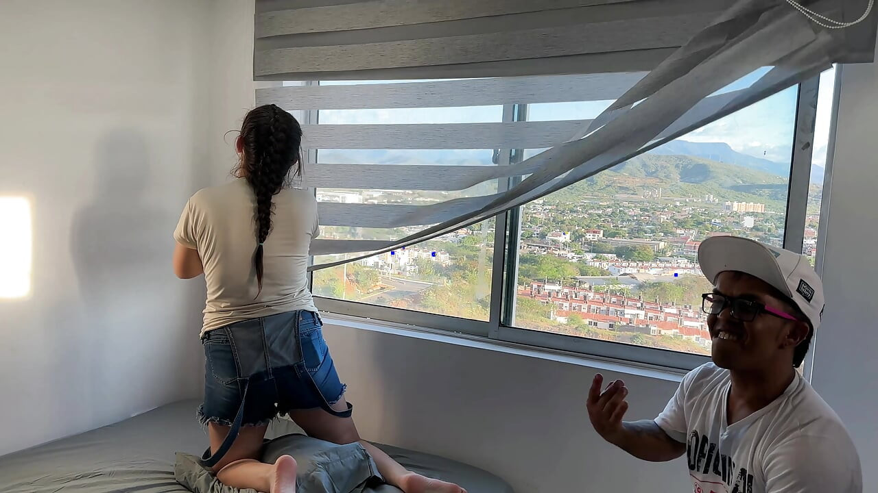 Saya mengongkek teman wanita latina panas saya di rumah tirinya, mereka tiba tanpa diduga dan saya bersembunyi di dalam almarinya