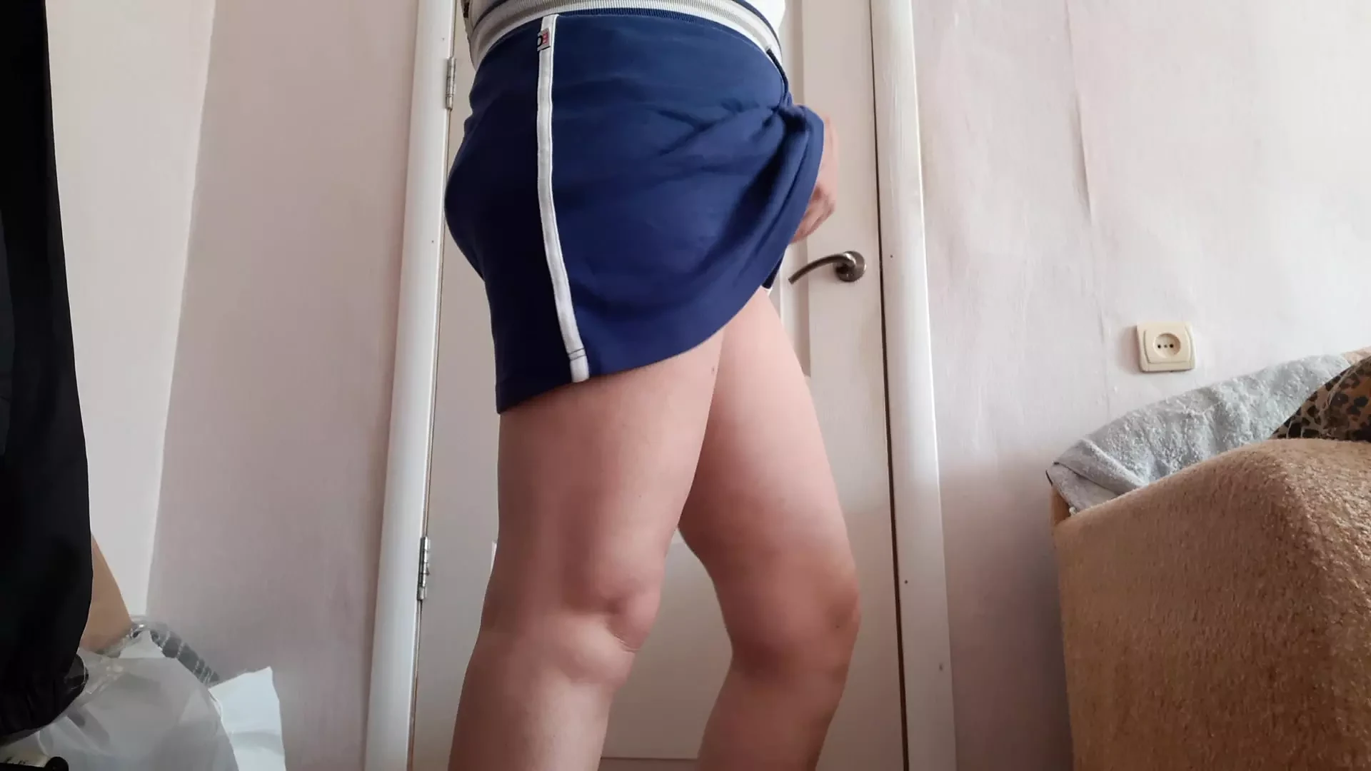 Besharm milf(chodne layak mammi) tichar apni gand chudaee kaksha men gnda hastmaithun karti hai