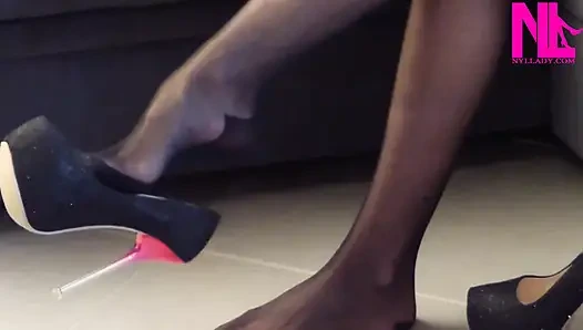 Aku menjuntai dengan pompa tumit 12cm mendengarkan ipodku