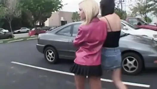 Дикая оргия для двух грязных горячих молодых сучек