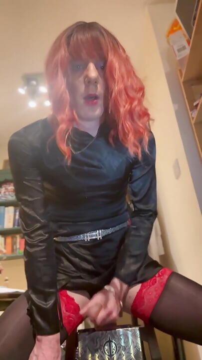 Jess Silk menunggang dildo