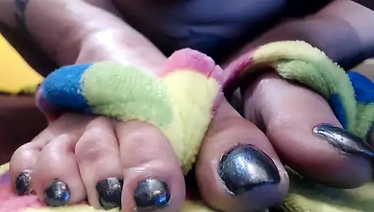 Обнаженные пальцами и шлепанцами крупным планом