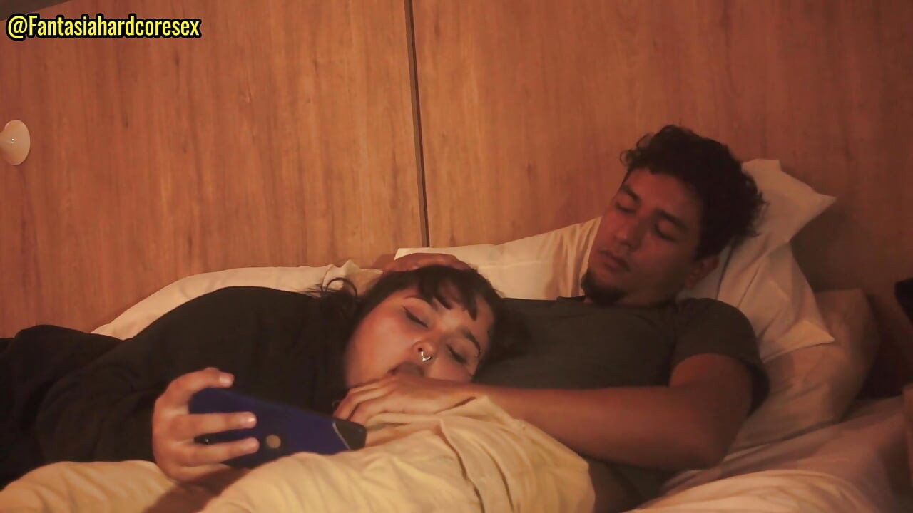 Meine stiefschwester schluckt meinen penis, nachdem sie den film gesehen hat, sie hätten uns fast entdeckt