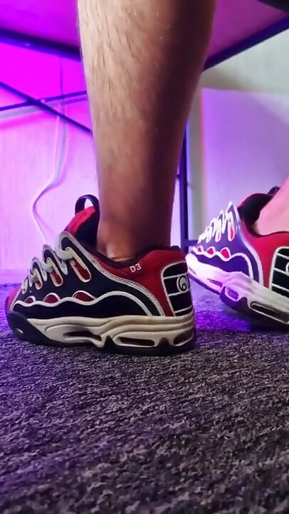 Hraní s teniskami Osiris a Cum Inside