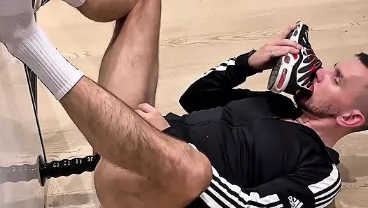 Beyaz çoraplı, küçük penis fışkıran bir adam boşalıyor
