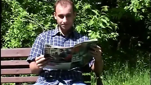 Dua pria ngentot cewek rambut cokelat di bangku taman