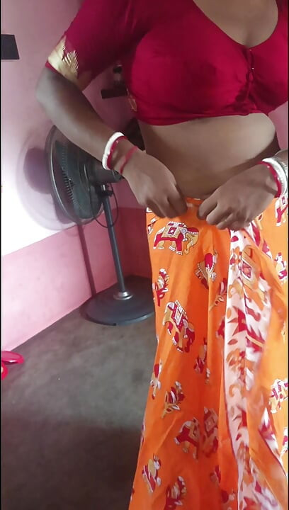 Desi housewife changing saree while being watched by Bengali maid secretly
