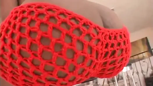 Зрелый мужчина трахает пухлую чернокожую шлюшку