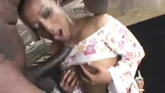 Чернокожую крошку с большой попкой из Франции трахнул в задницу большой черный член