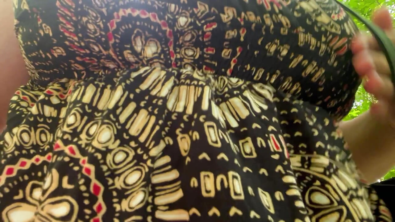 Sensual meia-irmã tira roupa para você na floresta