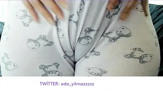 CAMELTOE- SWOLLEN PUSSY- RUBBING PUSSY WITH PAJAMA