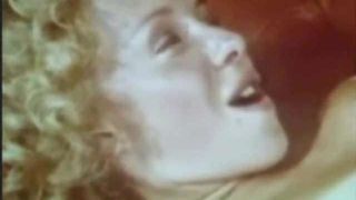 Межрасовая загорелая кудрявая девушка в винтажном видео