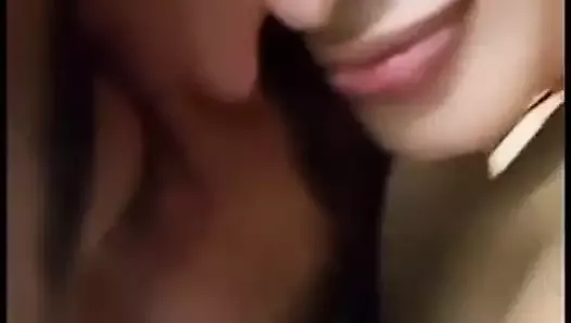 Шри-ланкийский пиюми Hansamali целует в губы