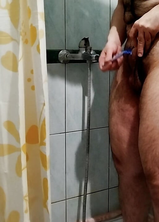 Young Gay trimming his bush