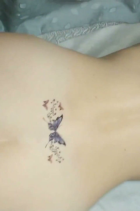 甜美的屁股与肥硕的紧致阴户