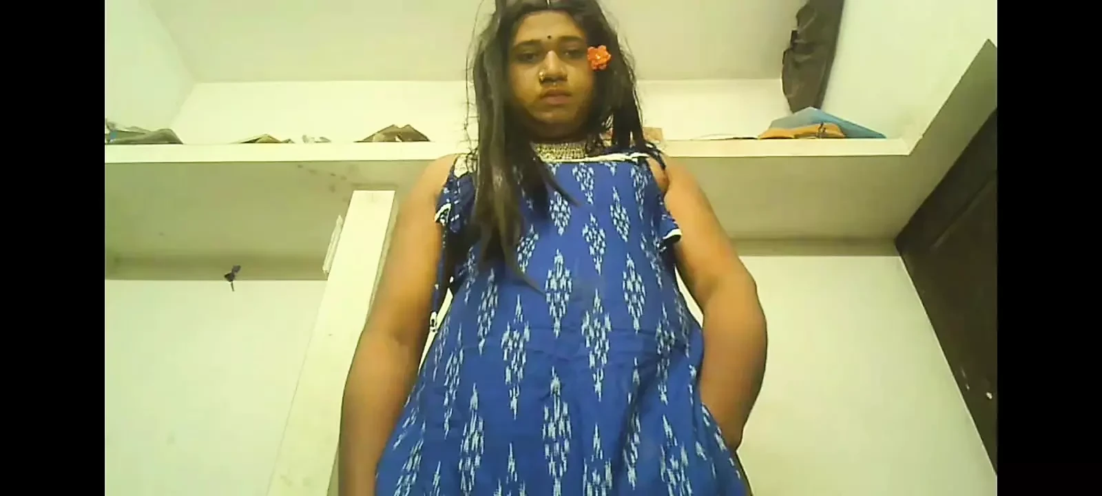 Indian shemale exposing boobs and shakeing huge ass