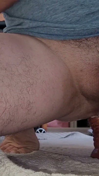 Głębokie dildo głębiej jęczy. Sissy uwielbia duże zabawki w dupie | Klip 1