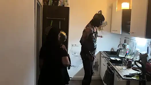 Baskın orta yaşlı seksi kadın mutfakta lateks sub'un götünü genişletiyor
