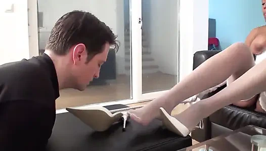 Рабыня лижет ступни