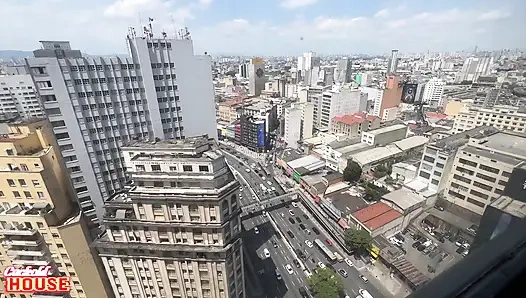 Эта шаловливая девушка хотела заняться сексом с двумя мужчинами. и она получила гигантский черный член в качестве бонуса