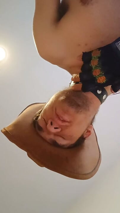 Cowboy bruger dit ansigt som sit sæde
