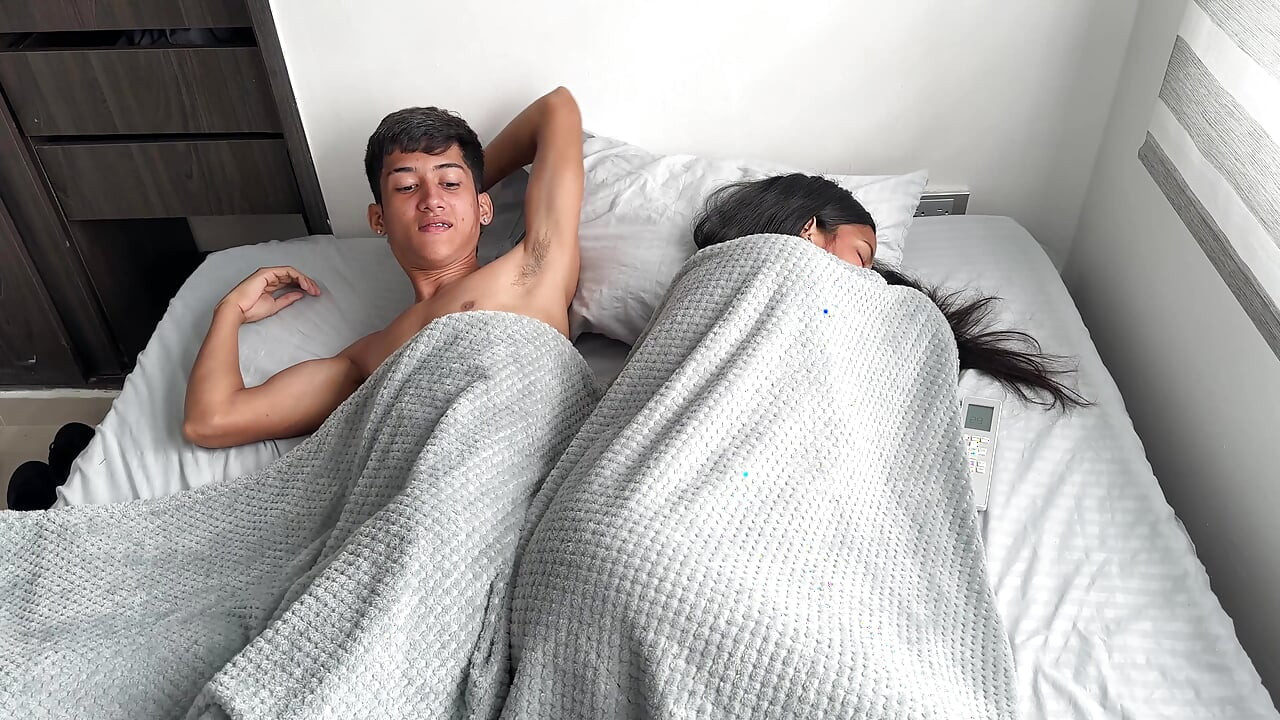 Împart o cameră de hotel cu sora mea vitregă latino și îi fut fundul uriaș, mă răzbun pe pizda ei delicioasă. Sex de casă cu Erickandzoe