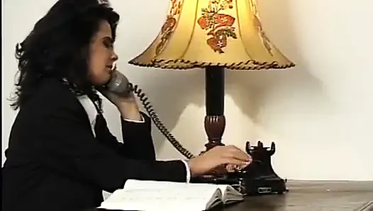 Doyumsuz Angelica Bella ile iki heyecan verici İtalyan sahnesi