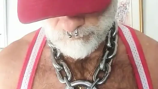 Üvey baba garını aydınlatıyor