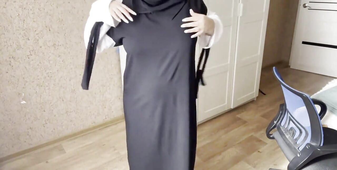 O femeie musulmană se masturbează în hijab