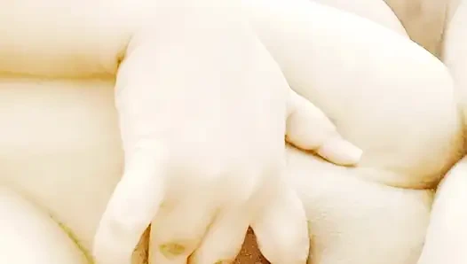 Blätteriges Mädchen zeigt ihren schönen Körper und ihre großen Brüste beim Masturbieren