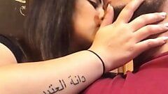 Arabische Paare, die öffentlich küssen