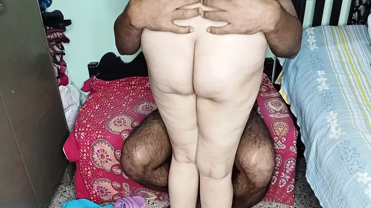 Beutiful Indian wife NUSRAT aunty seduced her husband SRK to fuck