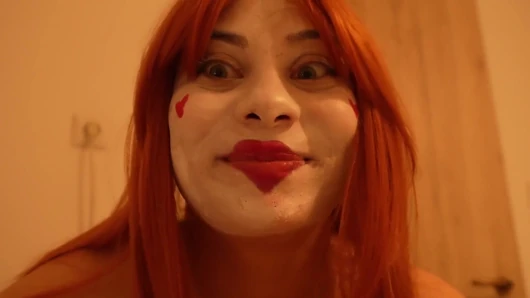 Clown queen bestraft ihren größten fan in seinen träumen